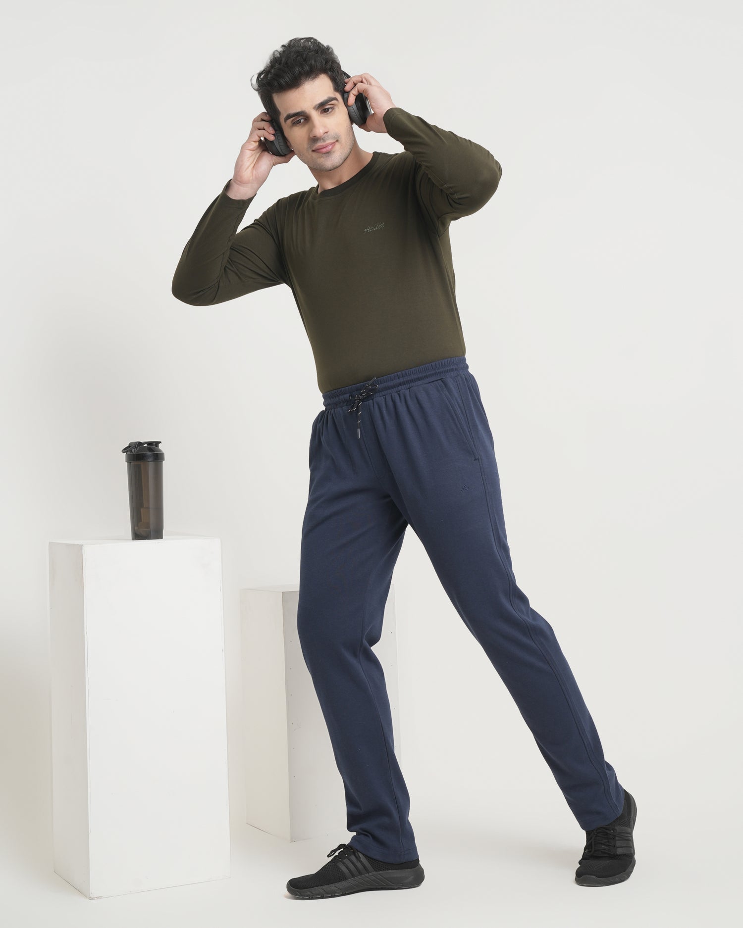 Men’s Relaxed Fit Self-Pattern Track Pants – Minimal Design with Zip Pockets -695