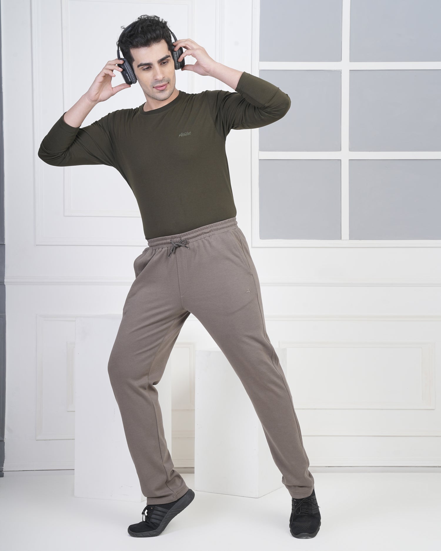 Men’s Relaxed Fit Self-Pattern Track Pants – Minimal Design with Zip Pockets -695